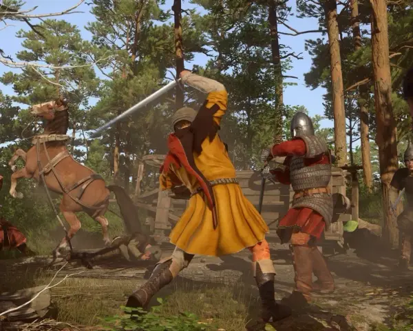 Combate en un bosque de Kingdom Come Deliverance. Un caballero con armadura lucha contra un guerrero con túnica amarilla, mientras un caballo se levanta en pánico. ¡Descubre los kingdom come deliverance trucos para sobrevivir!