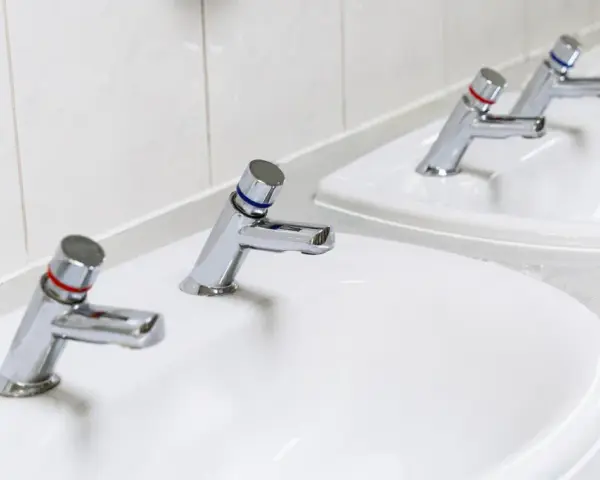 Dlaczego w Anglii są dwa krany? Odkryj zaskakujące powody tej tradycji
