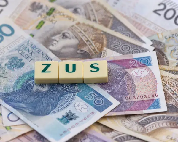 ZUS na działalności. Litery ZUS ułożone na polskich banknotach, symbolizujące koszty prowadzenia firmy i zwolnienie lekarskie.