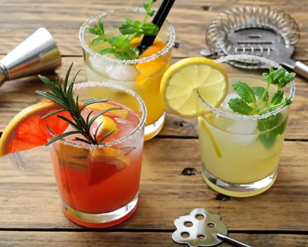Orzeźwiające drinki bezalkoholowe: różowy grejpfrut z rozmarynem, cytrynowy z miętą i pomarańczowy z limonką. Idealne na lato!
