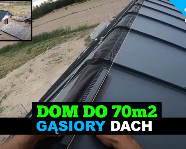 Blacha na rąbek stojący - wady. Detal dachu z widocznym elementem uszczelniającym i tekstem "DOM DO 70m2 GĄSIORY DACH".