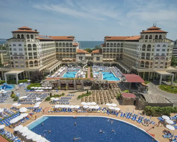 Wielki kompleks hotelowy z basenami i leżakami, idealny na bułgaria wczasy all inclusive.