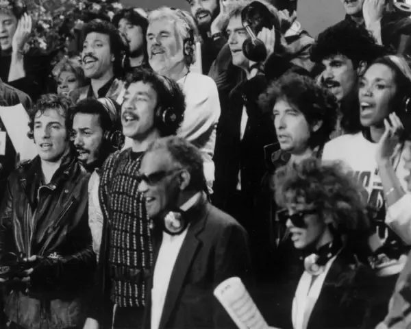 Berühmte Musiker singen gemeinsam einen **protest song**. Bruce Springsteen, Ray Charles und Bob Dylan sind unter ihnen.