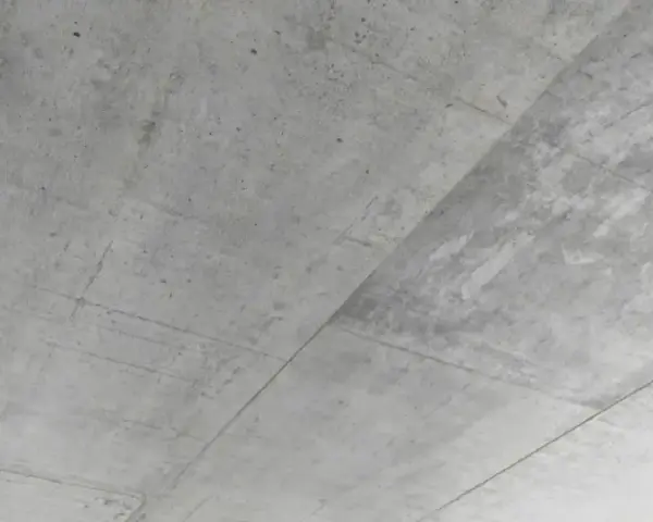 Surowy, betonowy sufit z widocznymi liniami szalunku. Betonowy sufit inspiracje dla minimalistycznych wnętrz.
