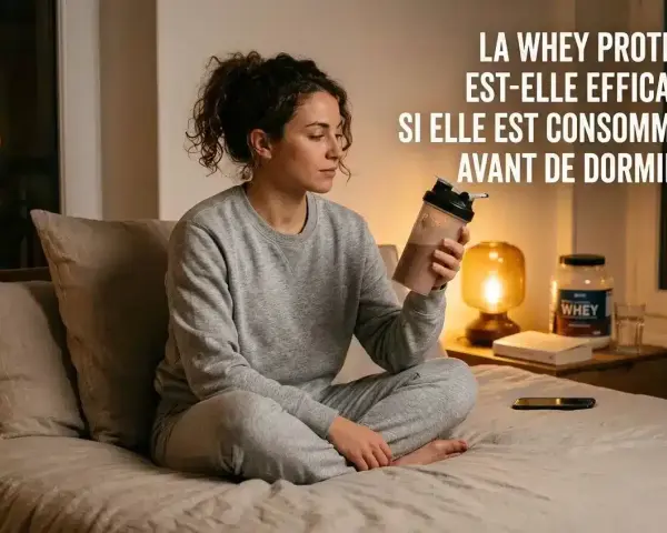 Femme en pyjama gris assise sur un lit, tenant un shaker de protéine. Elle réfléchit à l'efficacité de la protéine avant de dormir.