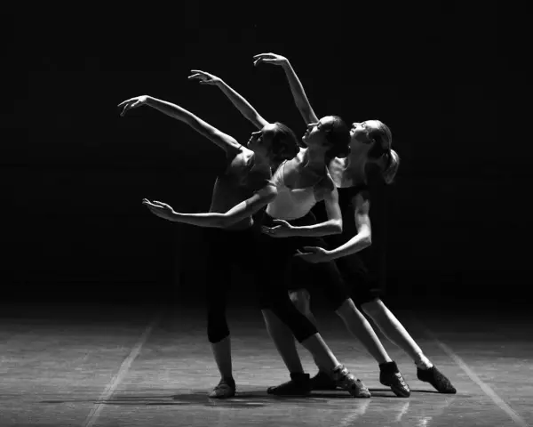 Trzy tancerki w harmonijnym ruchu, tworzące piękną choreografię. To właśnie choreografia co to, czyli sztuka układania tańca.