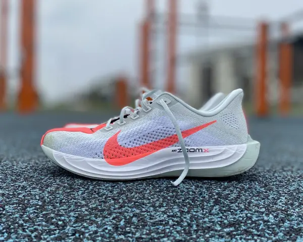 Scarpa da running Nike ZoomX, un esempio di classificazione scarpe running per prestazioni elevate. Tomaia in mesh traspirante, suola ammortizzata.