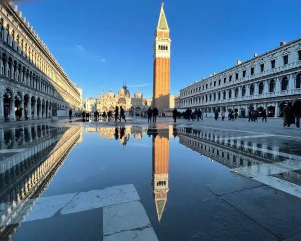Riflessi di Piazza San Marco con la Basilica e il Campanile, l'acqua di Venezia crea uno specchio magico.