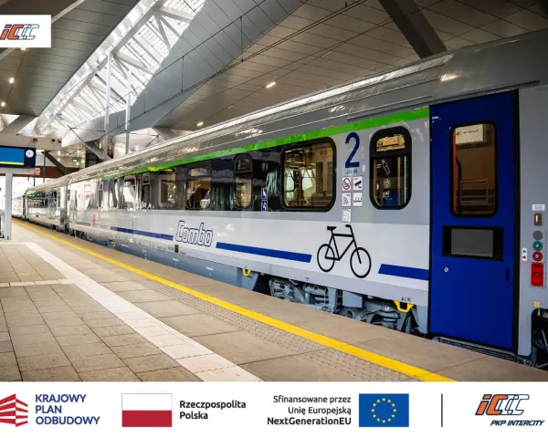 Nowoczesny wagon combo PKP Intercity z oznaczeniem "Combo" i piktogramem roweru, gotowy do podróży.