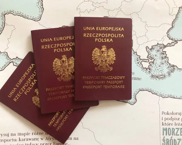 Trzy polskie paszporty tymczasowe leżą na mapie Europy. Czy na Maderę wystarczy dowód?