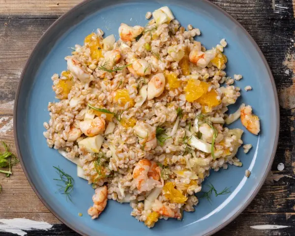 Insalata fredda di farro con gamberi, arancia e finocchio, un'idea fresca e gustosa per le tue ricette fredde.