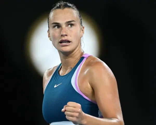 Tenista Aryna Sabalenka, sudorosa y concentrada, lista para la acción. ¿Dónde ver Sabalenka hoy?