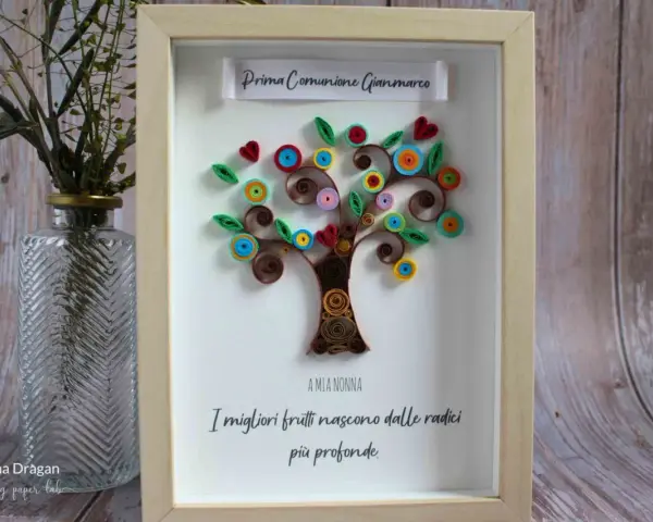 Albero di quilling colorato, con la scritta "Prima Comunione Gianmarco" e la dedica "I migliori frutti nascono dalle radici più profonde".