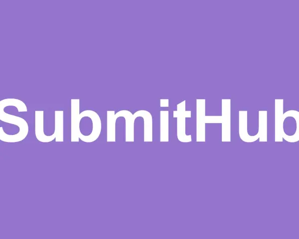 SubmitHub: Ein lila Kreis mit weißem Text, der die Marke repräsentiert.