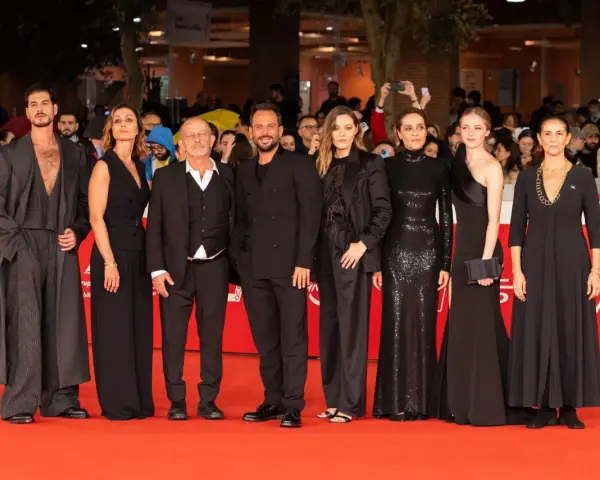Un cast elegante su un red carpet. Avestrana qui non è Hollywood, ma l'eleganza è palpabile.