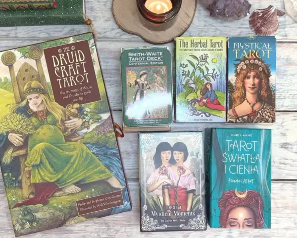 Różne rodzaje kart tarota: Druid Craft Tarot, Smith-Waite, Herbal Tarot, Mystical Tarot, Tarot of Mystical Moments, Tarot Światła i Cienia.