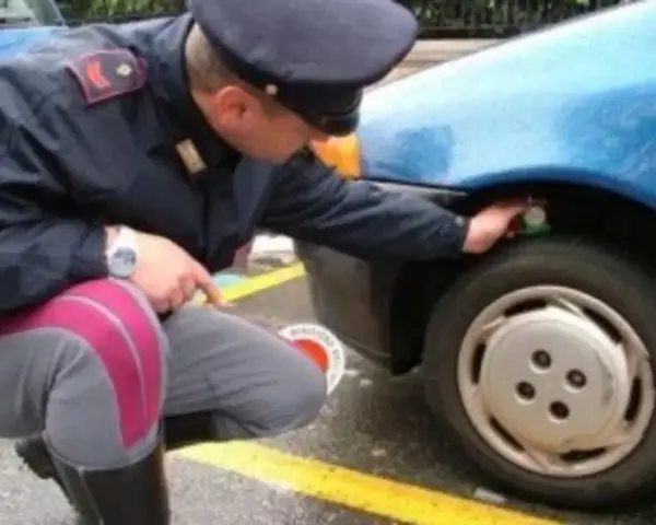 Agente controlla gomme diverse su 4x4, forse per un controllo di routine o per una multa.