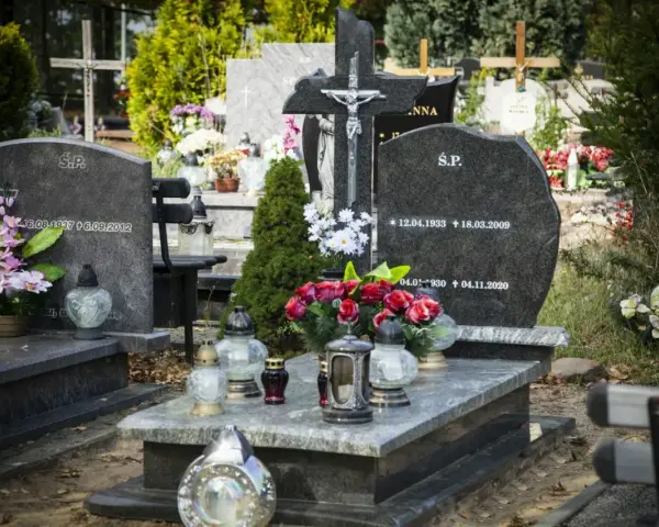Ile kosztuje krzyż na cmentarz? Sprawdź ceny i porady