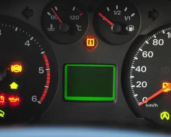 Armaturenbrett mit leuchtenden Warnleuchten: Motorblock, ABS, Airbag, Batterie, Öl und mehr. Ein Auto mit Problemen.