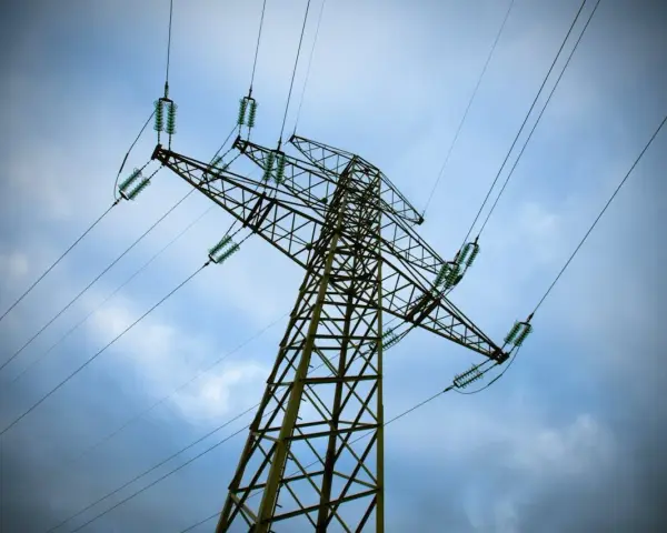 Wysoki słup energetyczny z przewodami, przypominający o taryfie g12n.