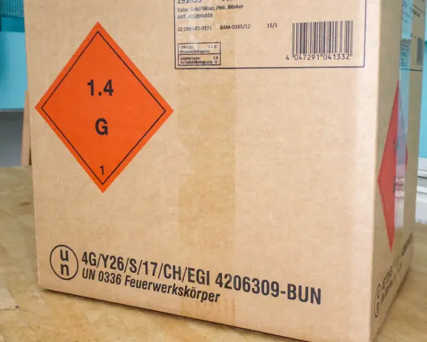 Karton mit Gefahrgutkennzeichnung "1.4 G" und "UN 0336 Feuerwerkskörper". Die 1000 punkte regel ist hier nicht relevant.