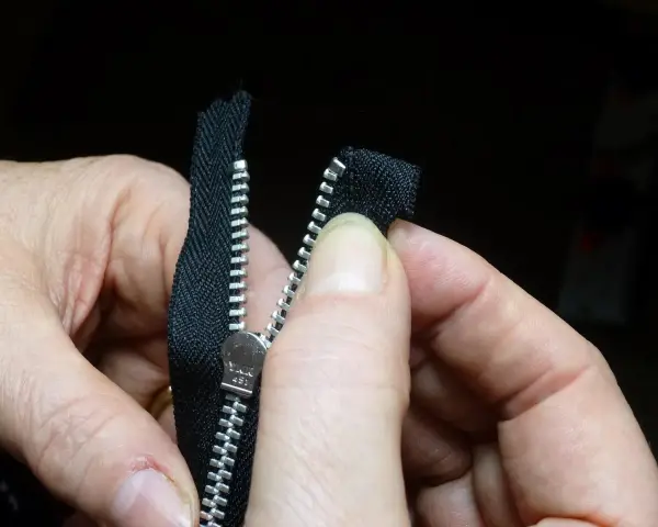 Jak wszyć zamek do bluzy? Łatwy poradnik DIY i unikaj błędów