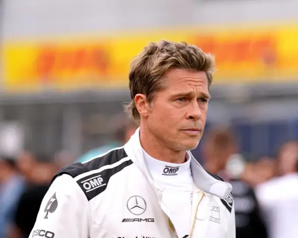 Brad Pitt w stroju kierowcy wyścigowego, jak z jego filmów.
