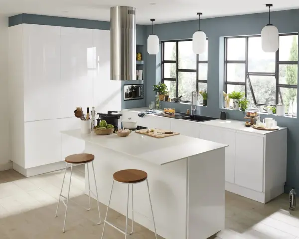 Cuisine moderne aux murs bleu ardoise. Une cuisine d'inspiration pour savoir comment faire de la peinture, avec îlot central, tabourets et vue sur jardin.