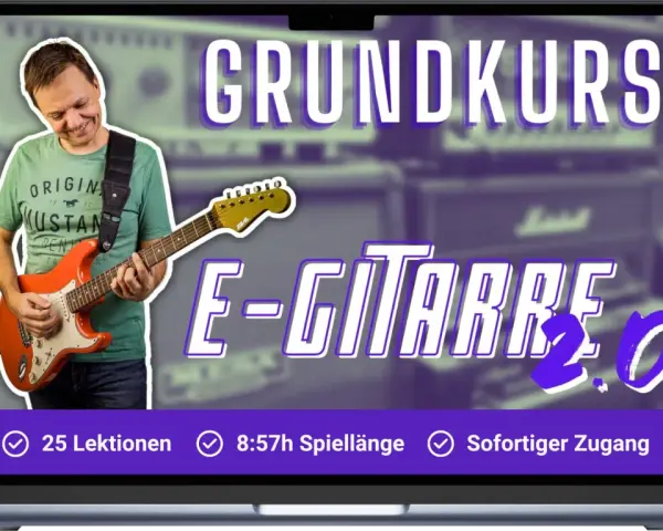 Mann spielt orange E-Gitarre, "GRUNDKURS E-GITARRE 2.0" steht im Bild.