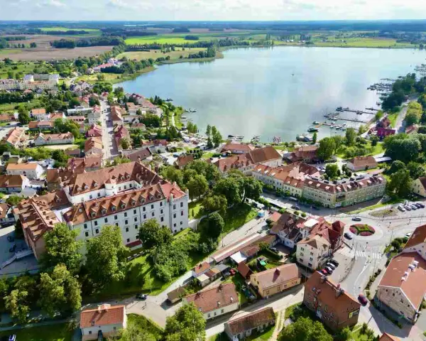 Widok z lotu ptaka na miasteczko nad jeziorem, z zamkiem i mariną. Idealne miejsce, gdzie na Mazury.
