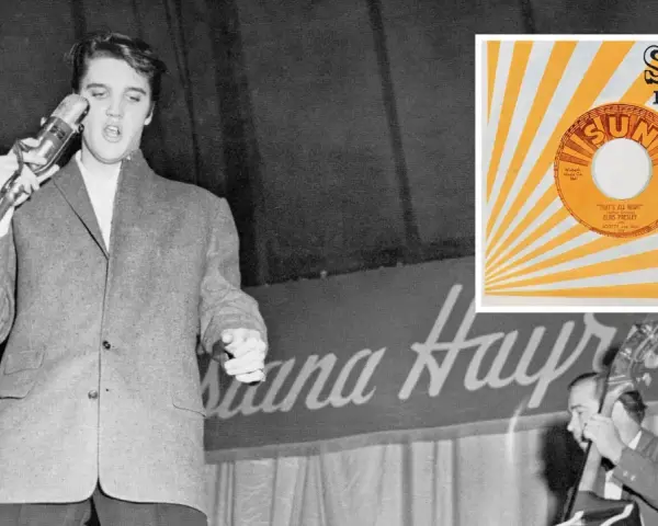 Junger Elvis Presley singt ins Mikrofon, daneben eine Sun Records Single mit "That's All Right".
