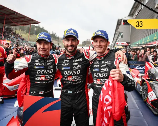 José María López y sus compañeros celebran una victoria en el WEC. El equipo Toyota Gazoo Racing muestra su orgullo.