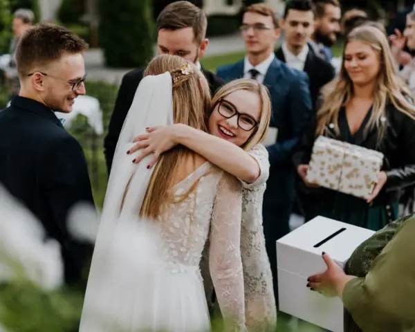 Ile dać na ślub koleżanki, aby nie przepłacić i wybrać mądrze?