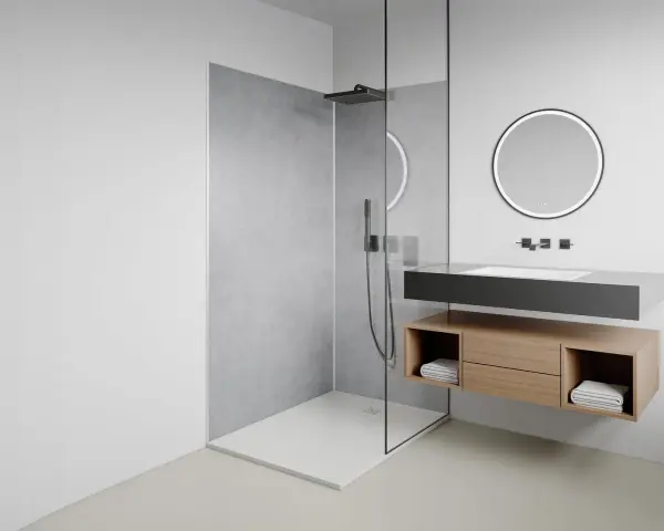 Salle de bain moderne avec douche à l'italienne, receveur discret, meuble vasque suspendu en bois et miroir lumineux.