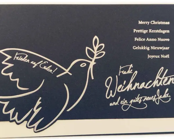Frieden auf Erden! Eine Friedenstaube trägt die weihnachtsbotschaft. Frohe Weihnachten und ein gutes neues Jahr.