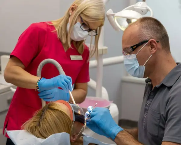 Palenie po dentyście: Jak długo czekać, by uniknąć powikłań?