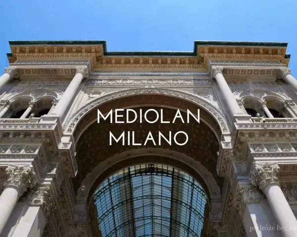 Elegancka fasada Galleria Vittorio Emanuele II w Mediolanie z napisem "MEDIO LAN MILANO".