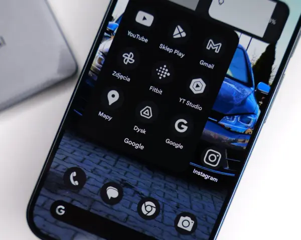 Na ekranie smartfona widać menu z ikonami aplikacji, w tym YouTube, Sklep Play, Gmail, Zdjęcia, Fitbit, Mapy, Dysk Google, Instagram. To przykład nowoczesnej sztuczna inteligencja aplikacja.