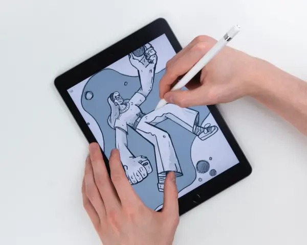 Ręce tworzą rysunek na iPadzie, używając Apple Pencil. Stylizowane postacie unoszą się w abstrakcyjnym tle.