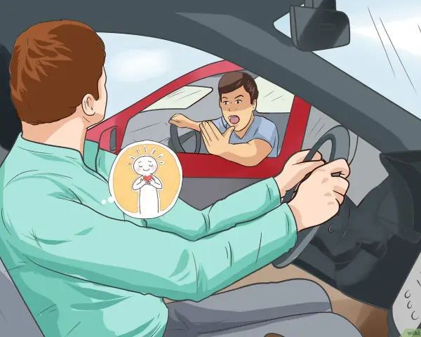 Un automobilista calmo, con un pensiero di gioia, evita una reazione aggressiva verso un altro guidatore arrabbiato. Impara come guidare bene con pazienza.
