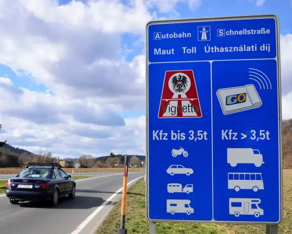 Znak drogowy w Austrii informuje o opłatach za autostrady i drogi szybkiego ruchu. Sprawdź e-winieta Austria cena dla pojazdów do i powyżej 3,5t.