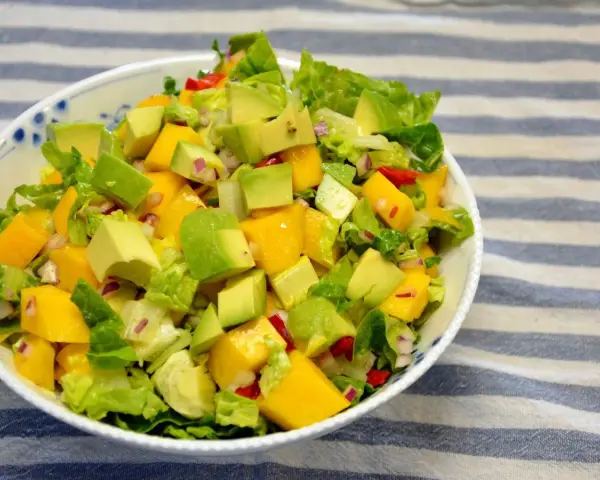 Sałatka z mango, awokado i sałatą. Idealna na lato, gdy zastanawiasz się, mango co zrobić.