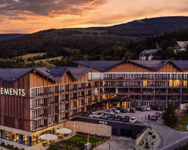 Nowoczesny hotel Elements, jeden z najlepszych hoteli pięciogwiazdkowych w Polsce, otoczony malowniczymi górami o zachodzie słońca.