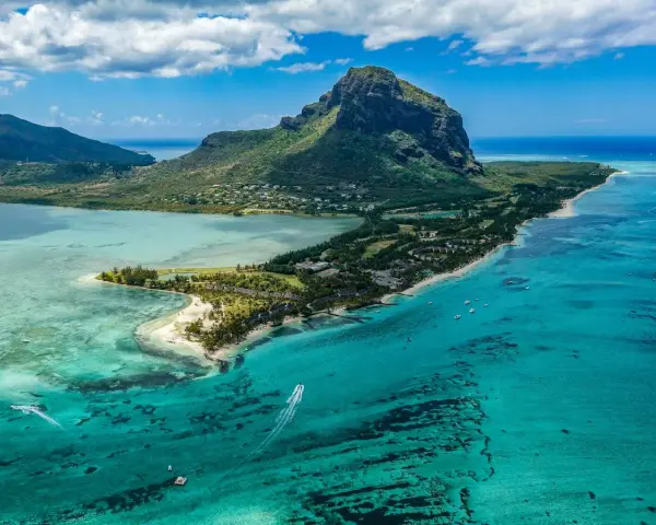 Widok na Le Morne Brabant na Mauritiusie. Turkusowa woda, plaże i góry. Czy warto tu przyjechać? Zdecydowanie tak!