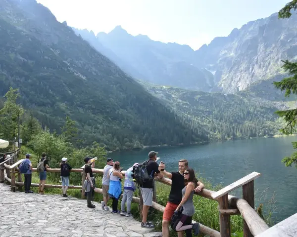Turyści podziwiający Morskie Oko. Cennik wstępu do Tatrzańskiego Parku Narodowego jest dostępny online.