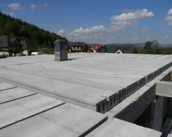 Płyty kanałowe i żelbetowe tworzą nowoczesne rodzaje stropów, gotowe do dalszych prac budowlanych.