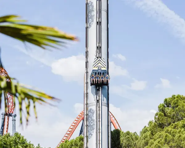 ¿Sabes cuánto mide la lanzadera del parque de atracciones? Sorprendente altura