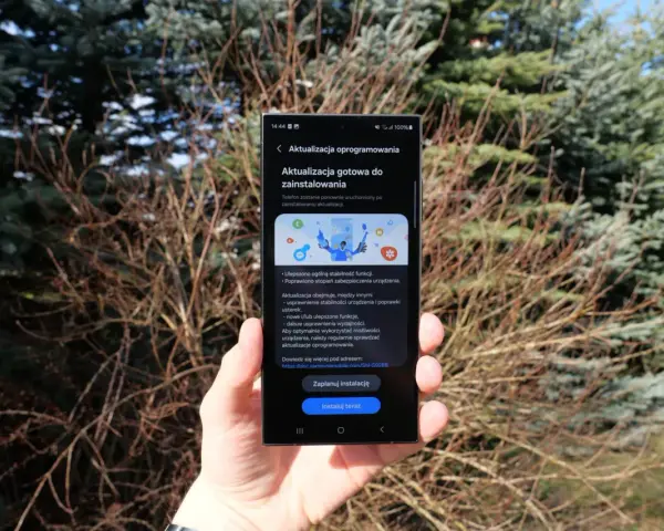 Telefon z systemem Android 15 gotowy do aktualizacji. Widać ekran z informacją o poprawkach stabilności i bezpieczeństwa.