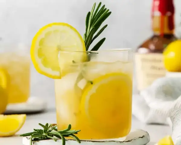 Orzeźwiający drink z cytryną i rozmarynem. Jak pić chartreuse? Ten drink to idealna propozycja na lato.