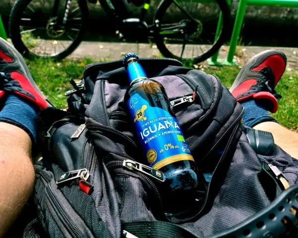 Po rowerowej wycieczce, chwila relaksu z piwem Iguana. To firma, która oferuje napoje bezalkoholowe.